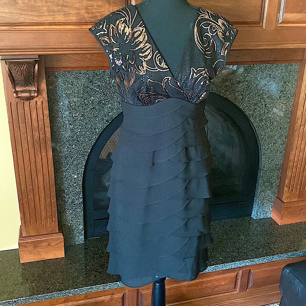Black dress with scalloped skirt & gold design sequence….classy, 8 🌺